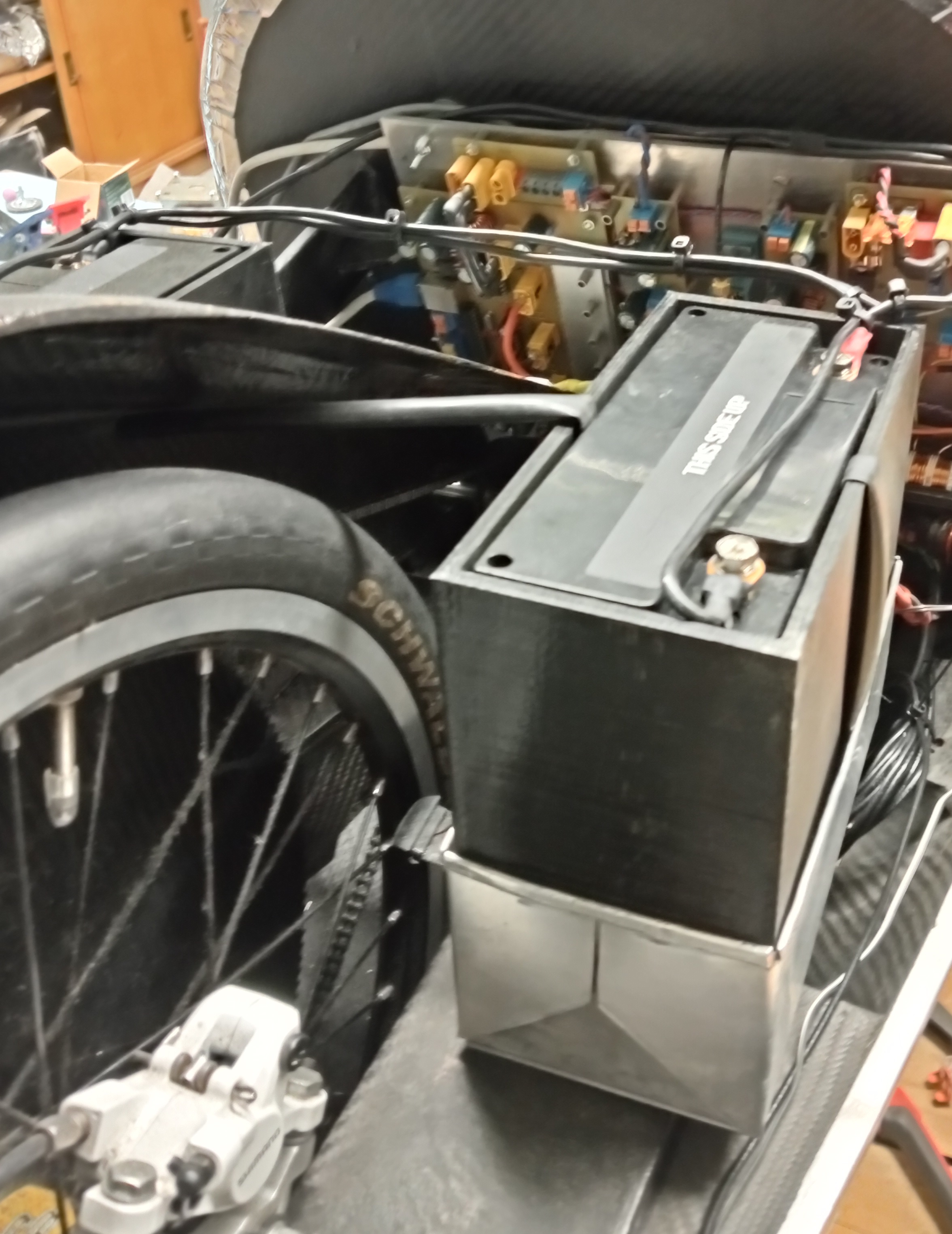 Akkumulátor tartó oldalról.