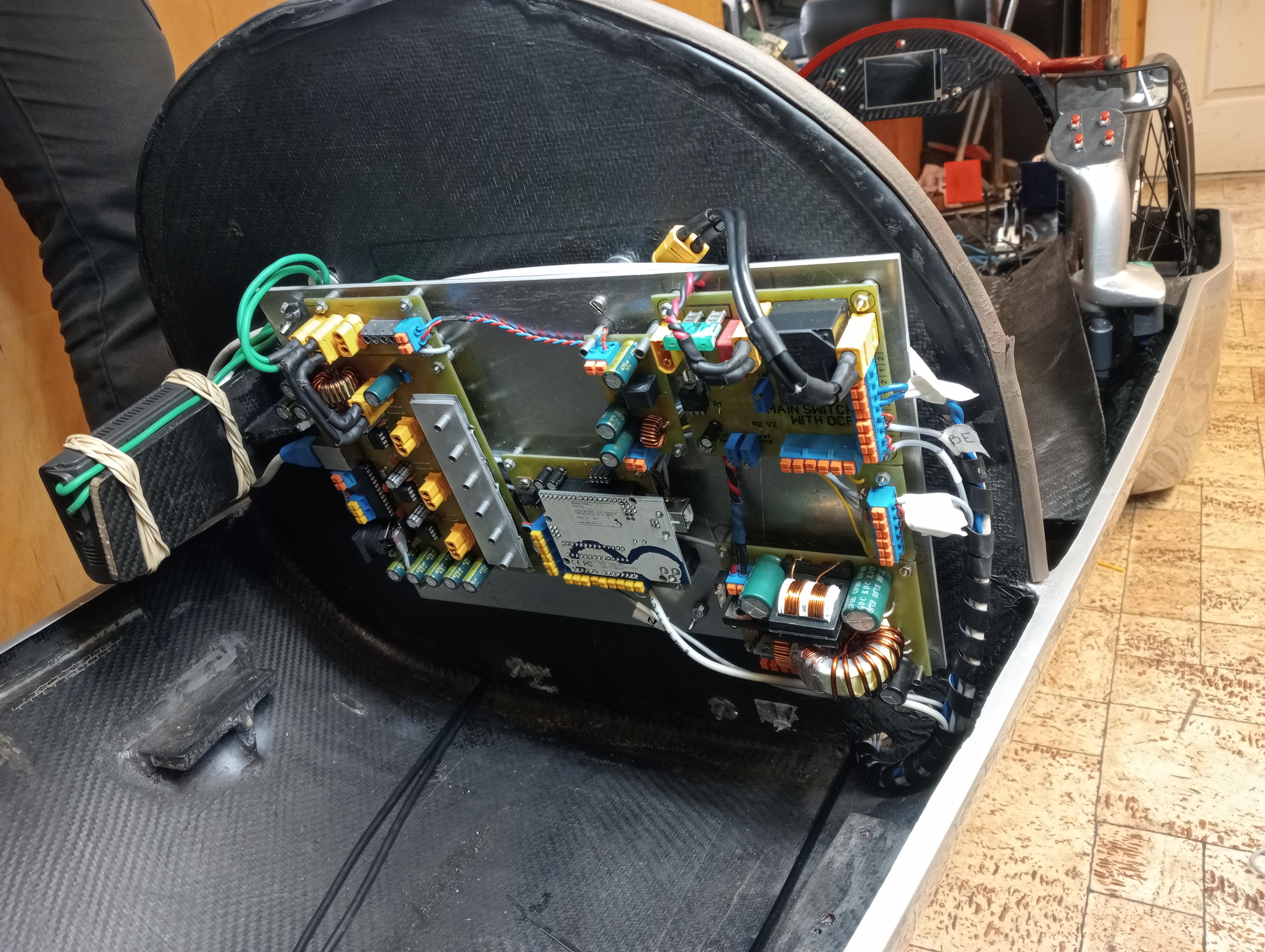 Vezérlő panel kábelezése motor-platform nélkül.