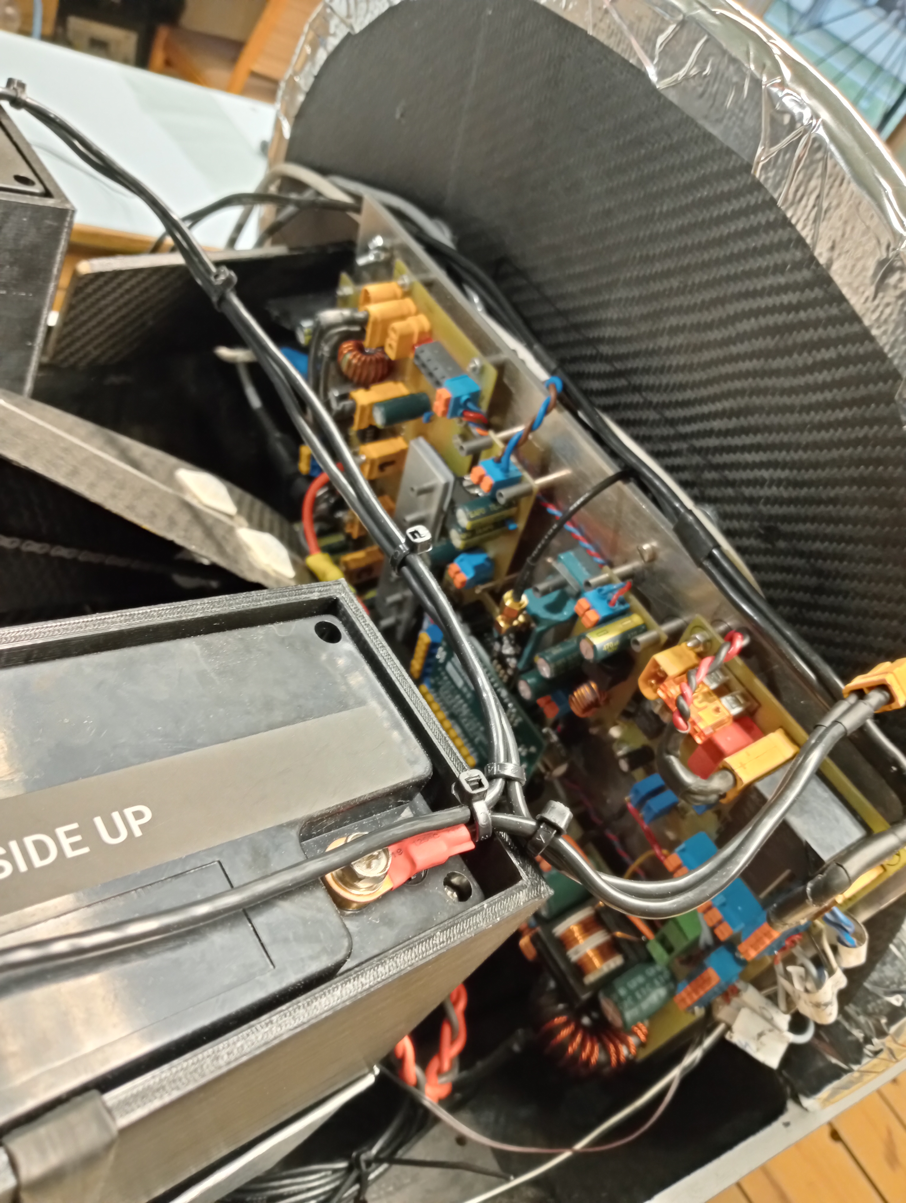 Vezérlő panel kábelezése akkumulátorokkal végleges.