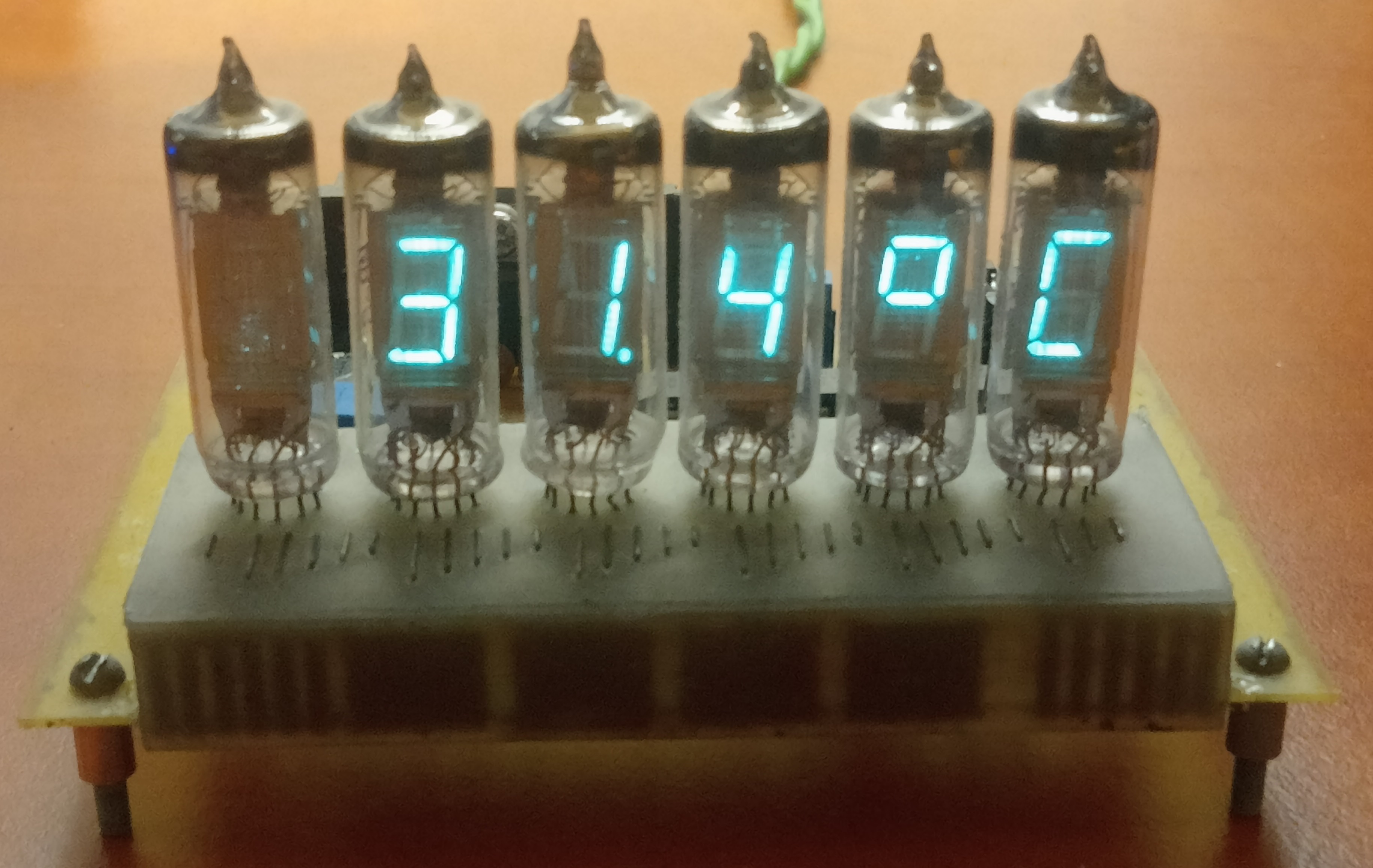 A VFD-s óra lefényképezve egy asztalon.